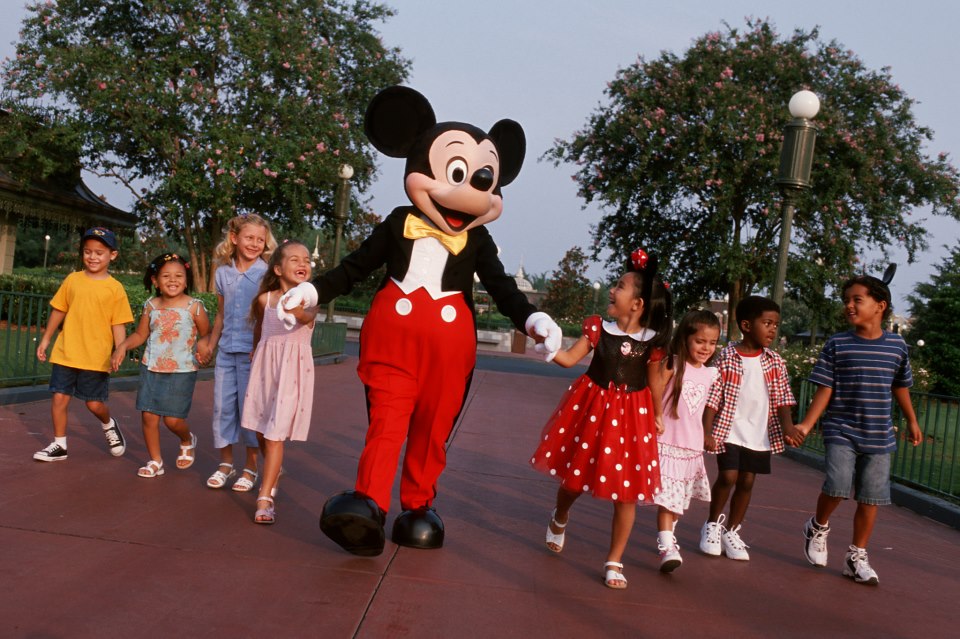Enfants avec Mickey Mouse