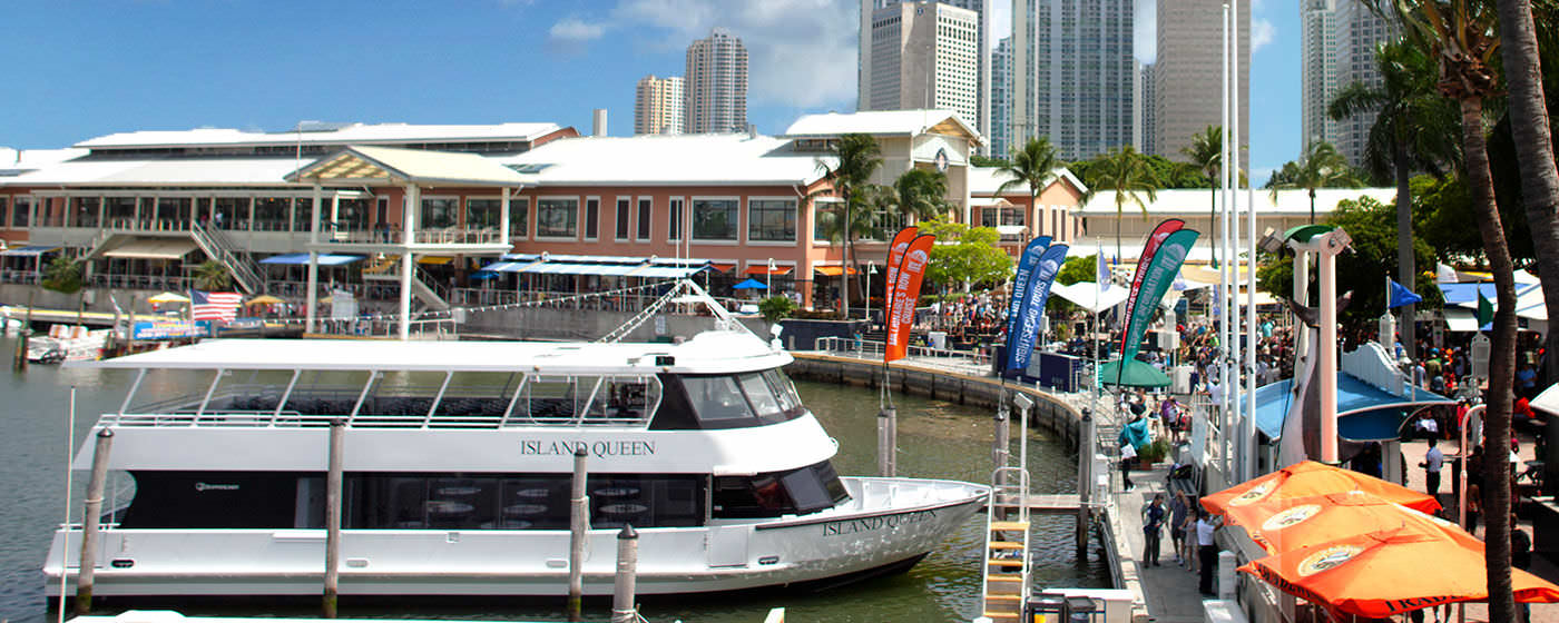 Le bateau de croisière se met à quai au Bayside Marketplace